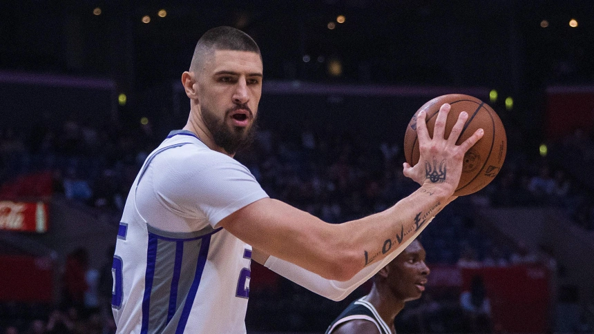 Alex Len refuerza el juego interior de los Lakers de Doncic y LeBron James.
