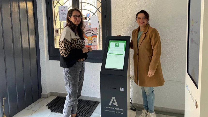 En la Casa de la Cultura de Almuñécar se instala un nuevo terminal del punto de empleo