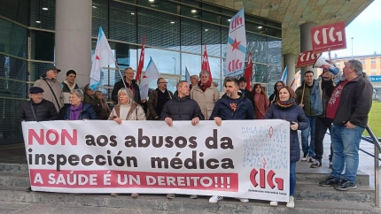 Concentración da CIG diante do edificio da Seguridade Social en Lugo
