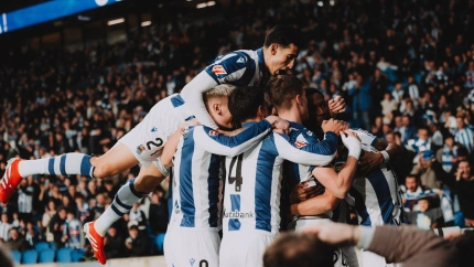 Los jugadores de la Real Sociedad celebran un gol.