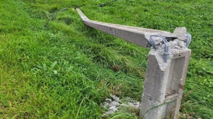 Poste derribado para robar el cableado del tendido