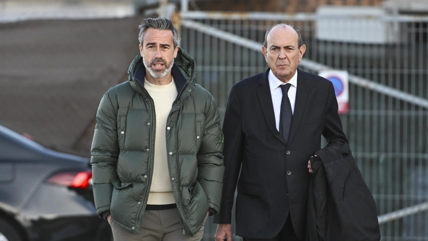 Jorge Vilda, junto a su abogado en la entrada de los juzgados este viernes.