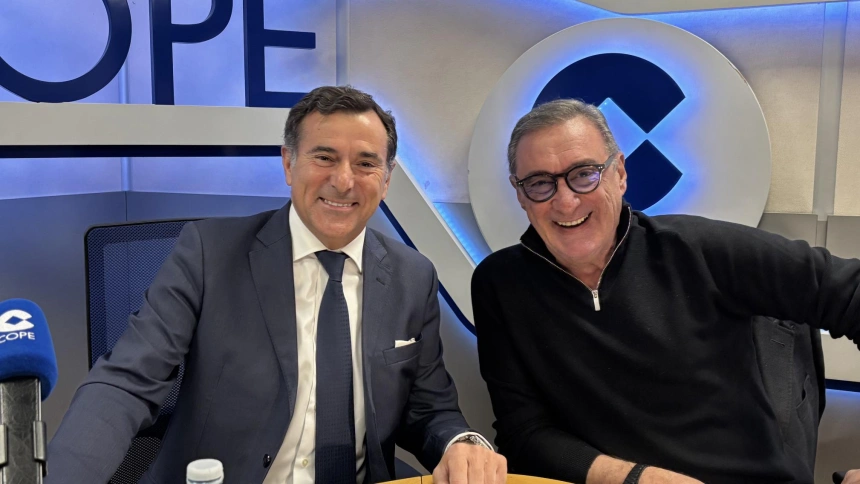 El director general de la Fundación Repsol, António Calçada, junto a Carlos Herrera