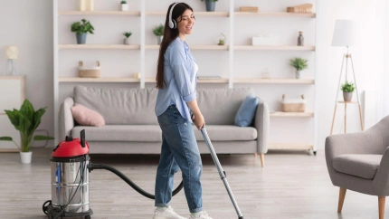 Una mujer limpia su casa mientras escucha música