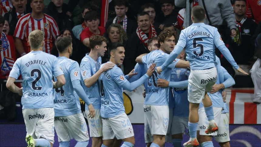 Los jugadores del Celta celebran el 0-1 de Iago Aspas en el Atlético - Celta.