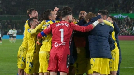 Los jugadores del Cádiz celebran la victoria contra el Racing de Santander.