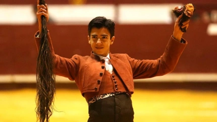 Marco Pérez, con las dos orejas y el rabo cortados este sábado en el festival de La Flecha