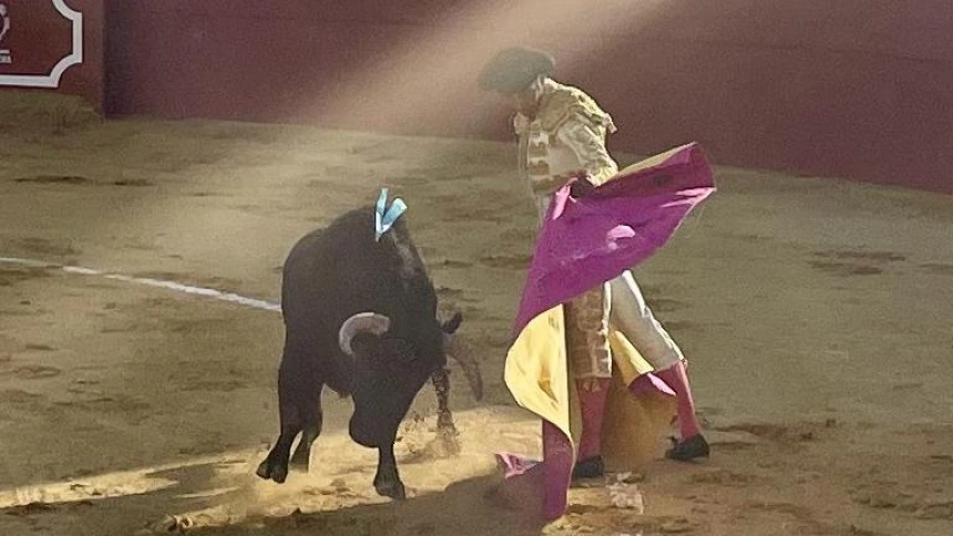 Ruiz Múñoz toreando a la verónica durante su actuación en solitario en Guillerna