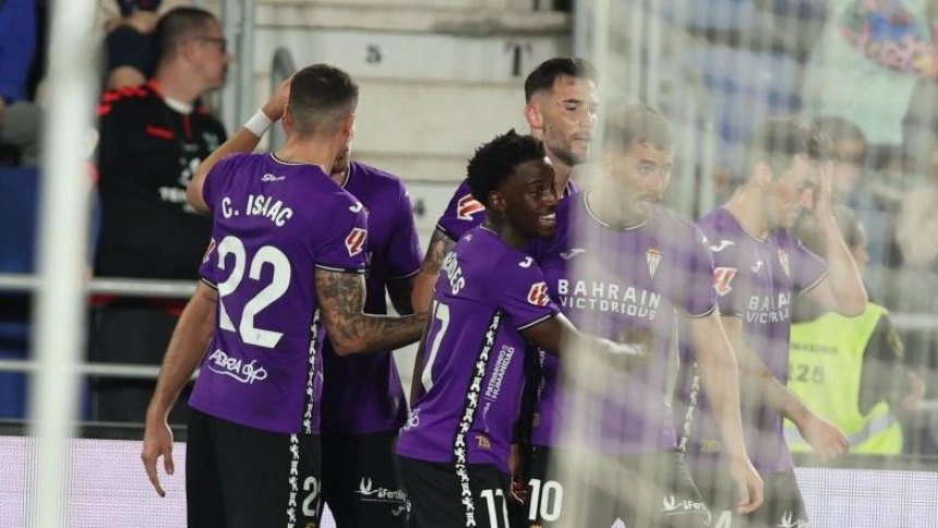Los futbolistas del Córdoba celebran el gol de la victoria contra el Tenerife.