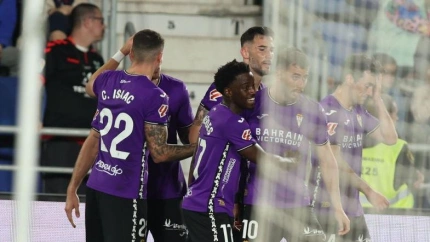 Los futbolistas del Córdoba celebran el gol de la victoria contra el Tenerife.