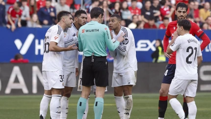 Los jugadores del Real Madrid protestan al colegiado Munuera Montero