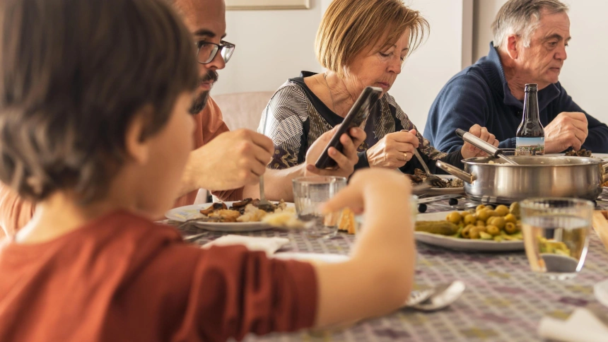 Una familia de clase media reunida en la mesa para comer