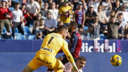 Yánez intenta atrapar un balón tras un disparo de Morales