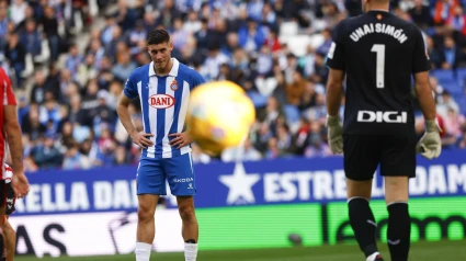 CORNELLÀ DE LLOBREGAT (BARCELONA), 16/02/2025.- El delantero del Espanyol Roberto (c) durante el partido de LaLiga EA Sports entre el Espanyol y el Athletic Club de Bilbao este domingo en el estadio RCDE Stadium de Cornellà de Llobregat (Barcelona). EFE/ Quique García