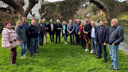 Representantes del PP de Asturias y de Galicia se reunieron en Navia para reclamar que se retome el proyecto de esta senda cicloturística