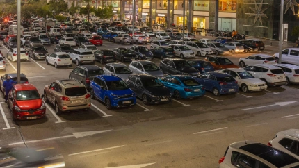 Organiza una cena romántica con su novia, salen del restaurante, y lo que descubre ella al arrancar el coche le obliga a dar media vuelta