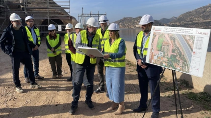 La alcaldesa de Cartagena, Noelia Arroyo en la visita a las obras de la batería de San Leandro