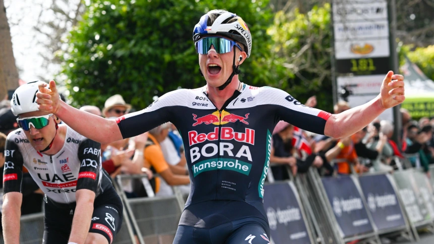 Van Gils celebra su victoría en la línea de meta