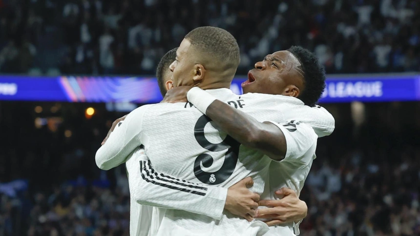 Kylian Mbappé celebra con Vinicius y Ceballos el 2-0 del Real Madrid contra el Manchester City.