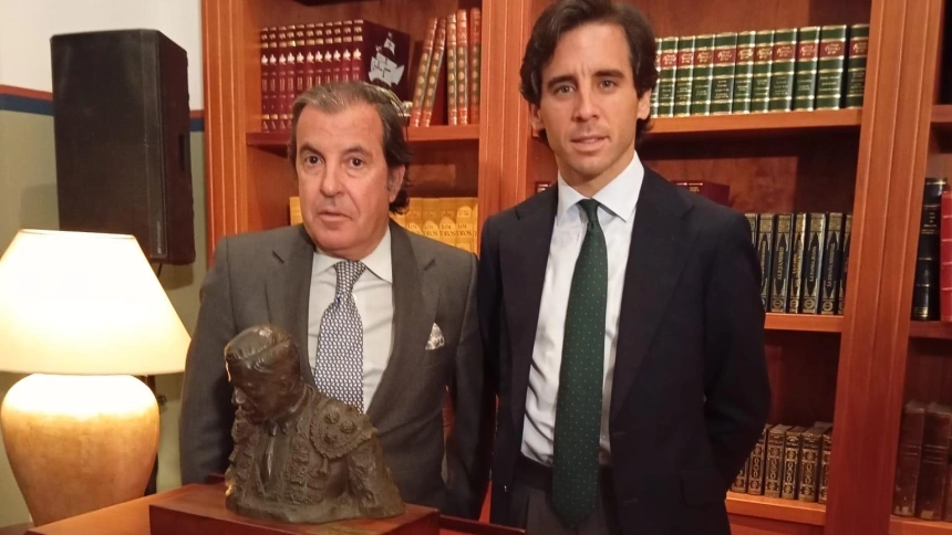 Manuel Vázquez Gago junto al diestro Juan Ortega