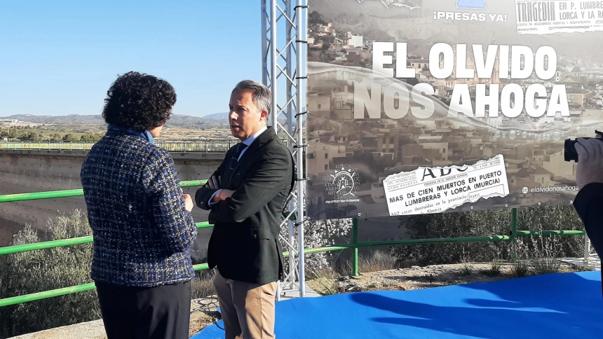 Los alcaldes de Lorca y Puerto Lumbreras ante el pantano de Puentes en la presentación da la campaña 'El olvido nos ahoga'