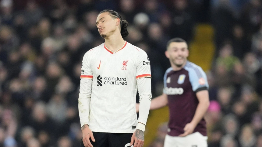 Darwin Nuñez se lamenta tras el gol fallado en la segunda mitad a puerta vacía.