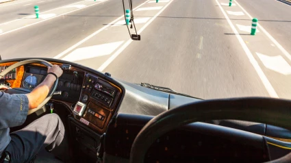 Viaja en autobús a Madrid y lo que hace el conductor al arrancar sorprende a los pasajeros: "Agarren el volante"