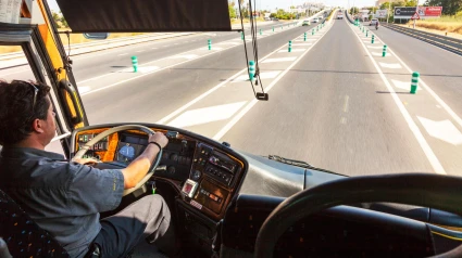 Viaja en autobús a Madrid y lo que hace el conductor al arrancar sorprende a los pasajeros: "Agarren el volante"