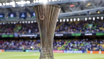 Trofeo de la Conference League.