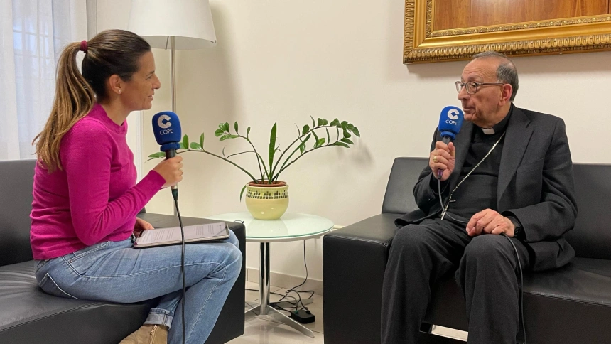 El cardenal Omella junto a Irene Pozo en 'La Linterna de la Iglesia'