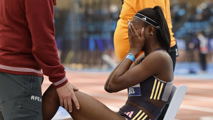 Tessy Ebosele se lamenta tras lesionarse en su último salto.
