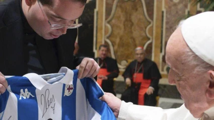 El Papa Francisco recibiendo la camiseta del Deportivo de La Coruña