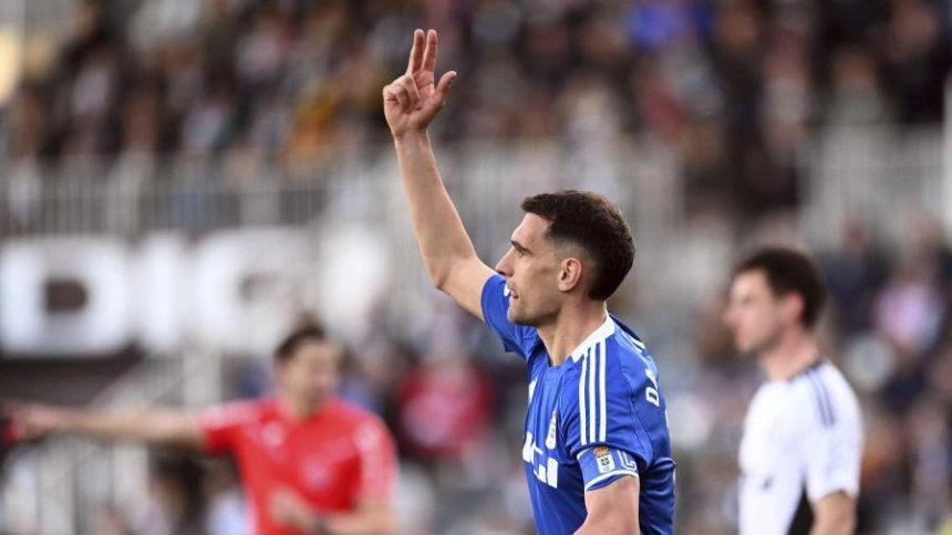 Dani Calvo celebra el gol de la victoria del Oviedo contra el Burgos.
