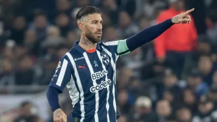 Sergio Ramos da indicaciones en su debut como jugador del Monterrey mexicano.
