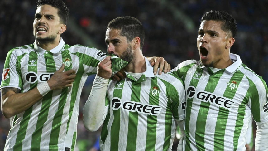 Isco celebra con Bartra y Cucho el 0-2 del Betis contra el Getafe.
