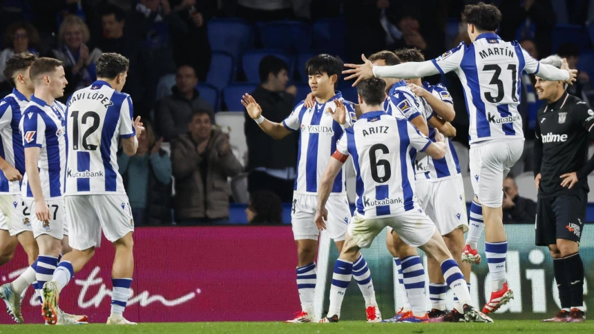 Take Kubo celebra con sus compañeros el 2-0 de la Real Sociedad contra el Leganés.
