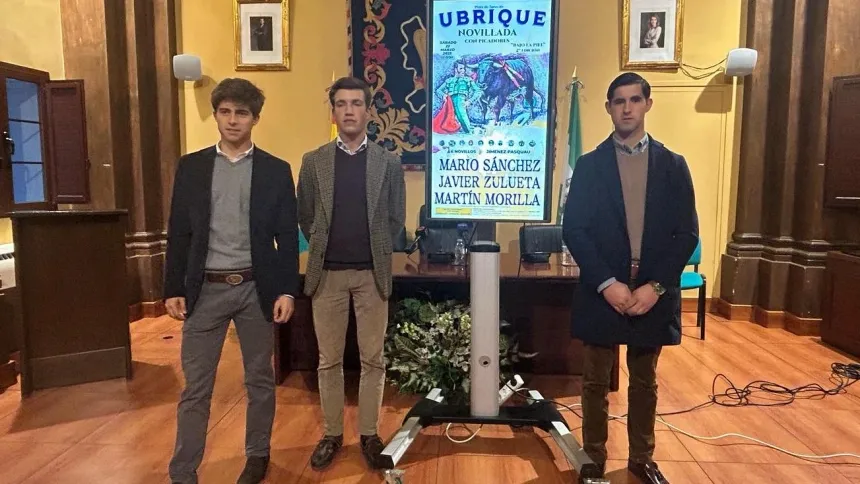 Mario Sánchez, Javier Zulueta y Martín Morilla, en el ayuntamiento de Ubrique