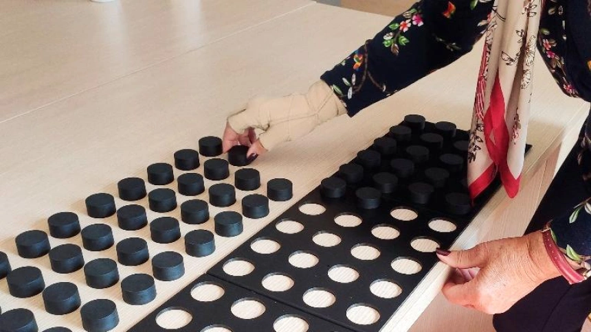 Desarrollan un guante que mejora la destreza manual de las personas con Parkinson