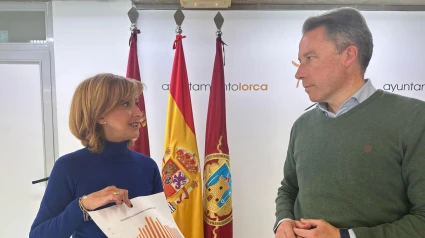 El alcalde de Lorca y la concejala de Economía muestran los datos de la evolución de la deuda municipal