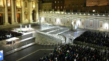 VATICAN CITY (Vatican City State (Holy See)), 24/02/2025.- Faithful attend a Rosary prayer for the health of Pope Francis who is hospitalized with pneumonia, in St. Peter's Square, Vatican City, 24 February 2025. The pope was admitted on 14 February d