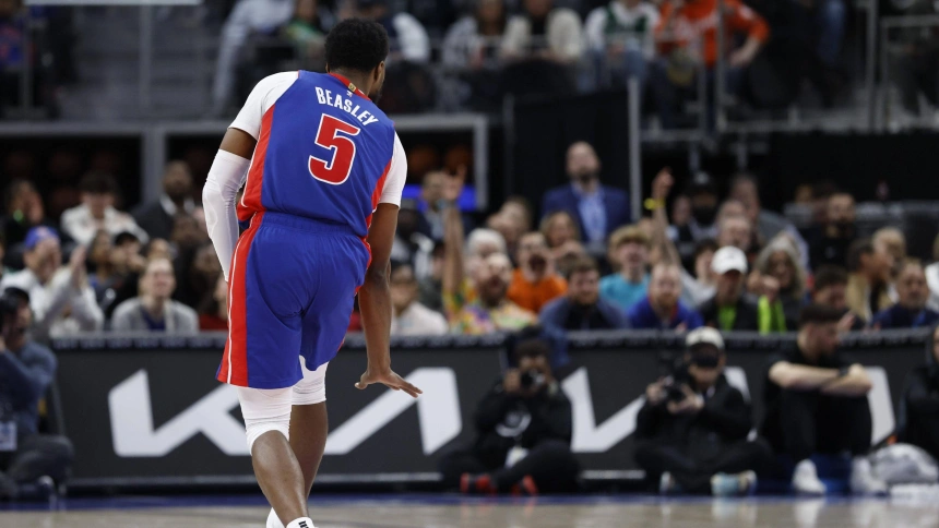 Malik Beasley celebra una canasta frente a los Boston Celtics