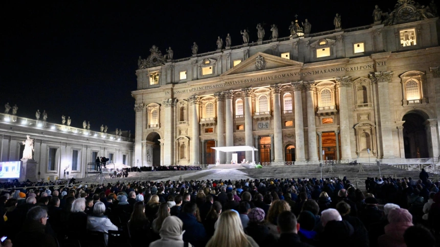 VATICAN CITY (Vatican City State (Holy See)), 26/02/2025.- Faithful attend a Rosary prayer for the health of Pope Francis who is hospitalized with pneumonia, in St. Peter's Square, Vatican City, 26 February 2025. Pope Francis was admitted to the Agostino Gemelli Hospital in Rome on February 14 due to a respiratory tract infection. (Papa, Roma) EFE/EPA/ALESSANDRO DI MEO