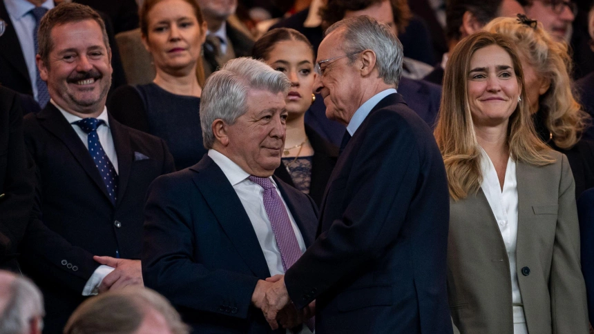 Enrique Cerezo (izq.), presidente del Atlético de Madrid, anima a Florentino Pérez (der.), presidente del Real Madrid CF, durante el partido de fútbol de La Liga EA Sports 2024/25 entre el Real Madrid CF y el Atlético de Madrid en el Estadio Santiago Bernabéu el 08 de febrero de 2025 en Madrid, España