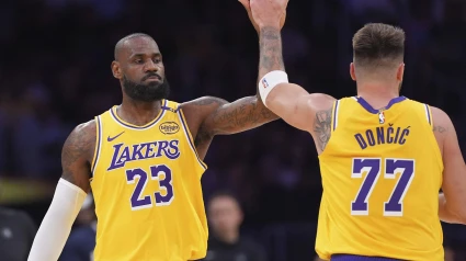 LeBron James junto a Luka Doncic, en el partido frente a los Wolwes