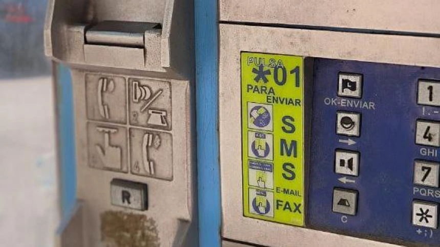 Cabina telefónica abandonada