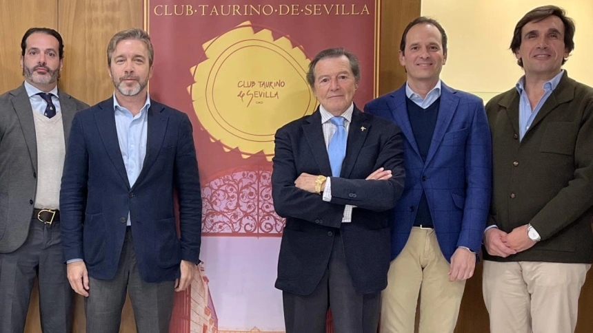 Pepe Luis Segura, junto a los miembros del Club Taurino de Sevilla