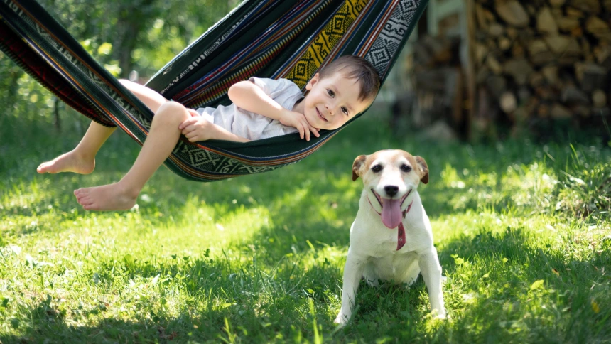 Un niño junto a su mascota