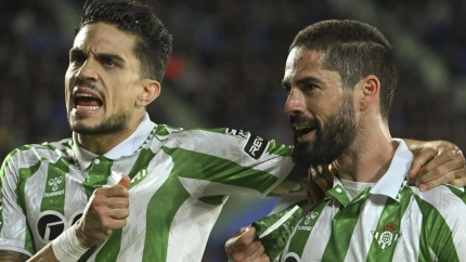 Isco celebra con Marc Bartra el gol de la victoria del Betis contra el Real Madrid.