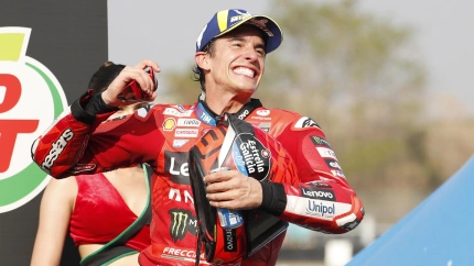 Marc Marquez celebra la victoria en Buriram en el podio del GP de Tailandia.