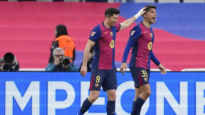 Gerard Martin celebra con Lewandowski su primer gol con el Barcelona